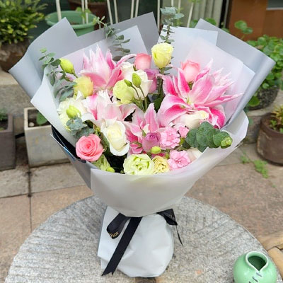 沈阳9朵玫瑰混搭百合，爱恋纯真无邪